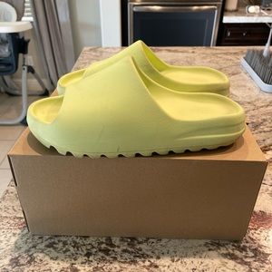Yeezy glow 2022 mens size 11 slides